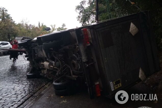 У Києві на Володимирському узвозі мікроавтобус перекинувся та вилетів на пішохідну дорогу. Фото і відео