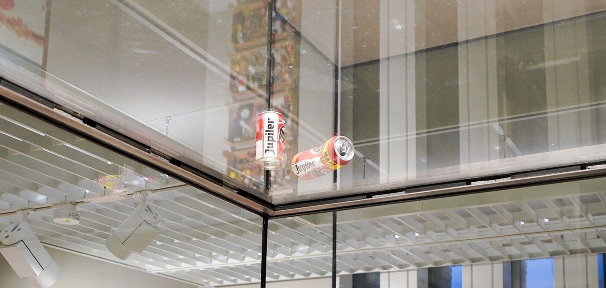 Работник музея в Нидерландах выбросил арт-объект из бутылок от пива, потому что подумал, что это мусор. Фото