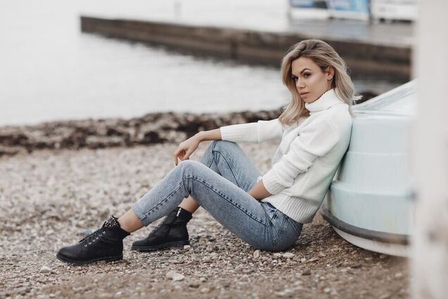 Як стильно носити джинси і светр: поради для модниць, які зроблять банальний образ трендовим