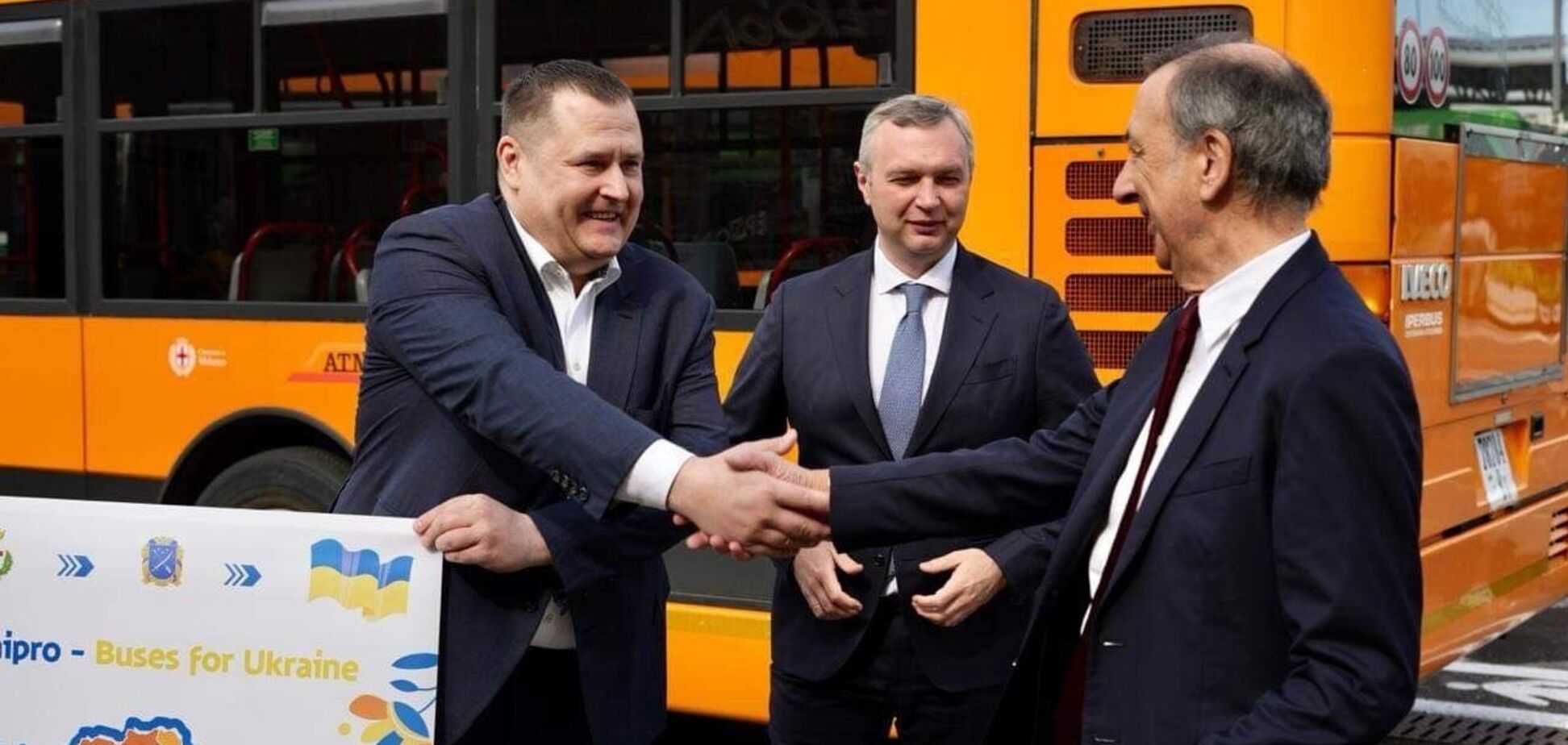 Украинские города получили анонсированные Филатовыми автобусы, которые в сотрудничестве с Миланом передал им Днепр