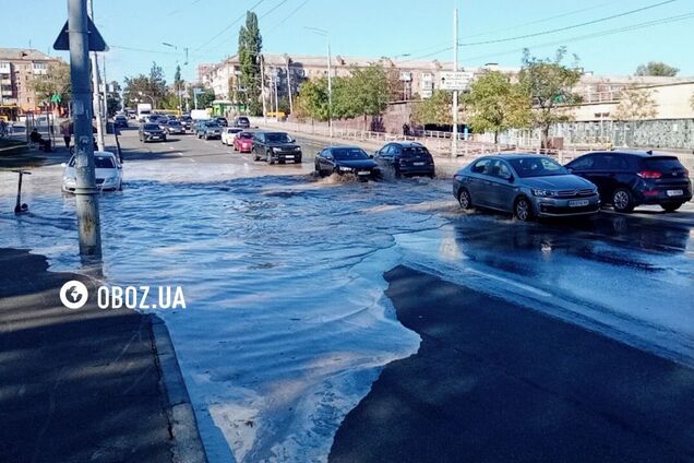 Откачивали воду: в Киеве из-за прорыва трубы закрывали одну из станций метро. Все подробности, фото и видео