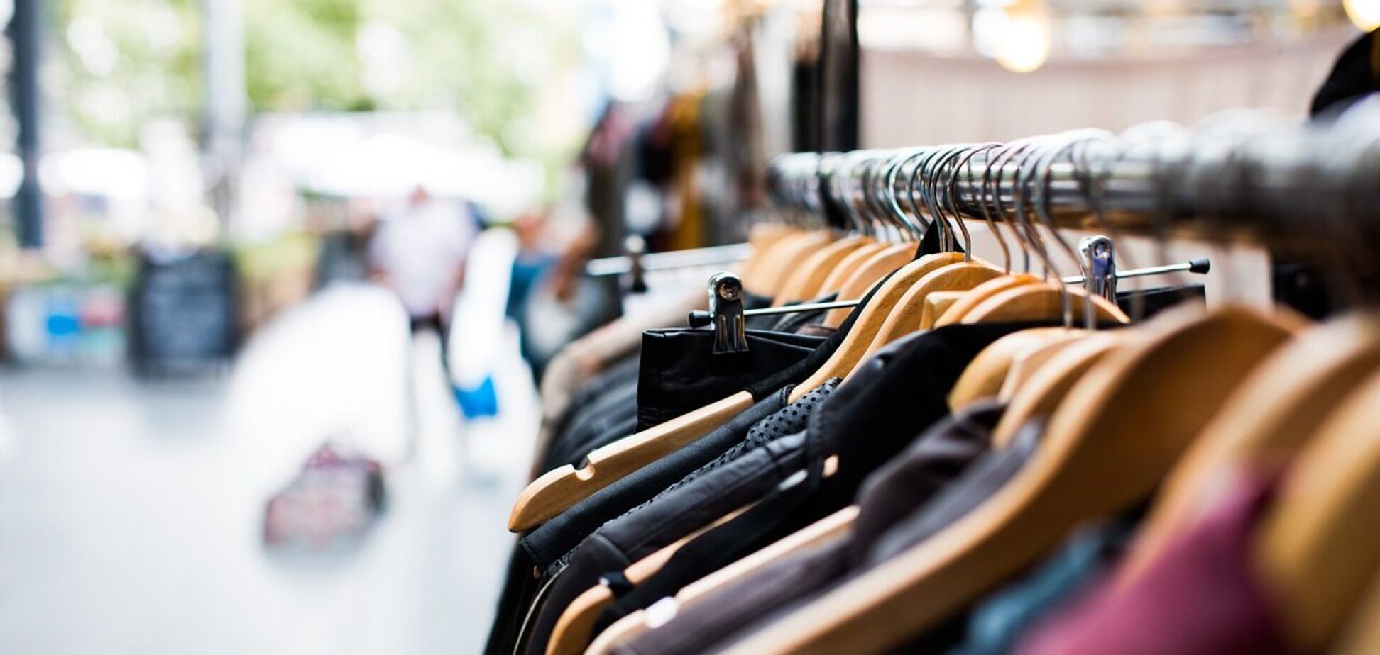 Украинцам продают 'незаконную' одежду