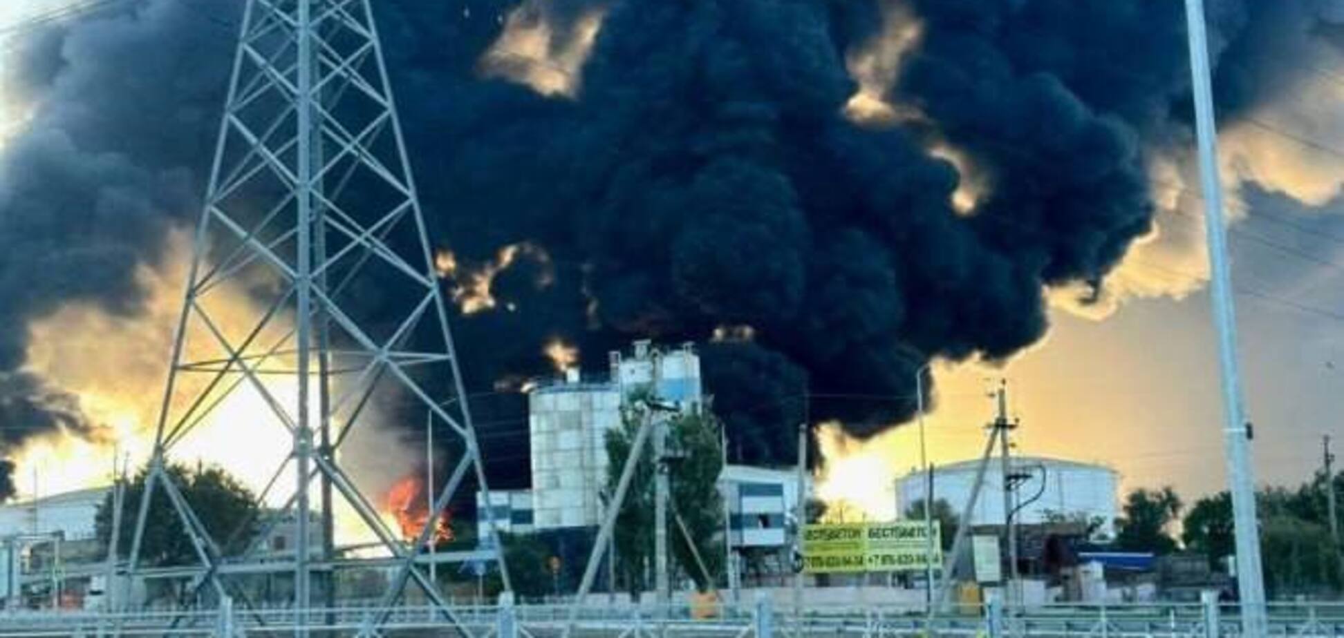 Стовп диму було видно здалеку: з'явились супутникові знімки нафтобази, що горить у Феодосії