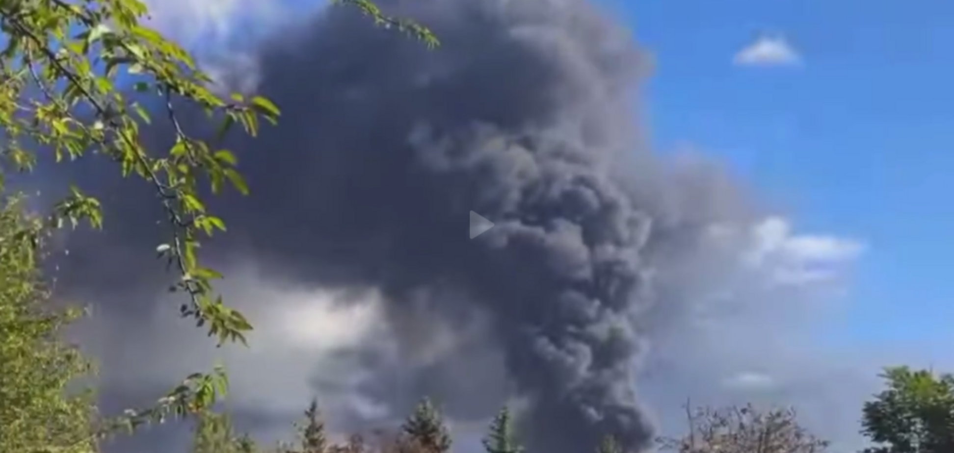 В окупованій Феодосії третій день палає нафтобаза: пожежа значно посилилася. Фото і відео