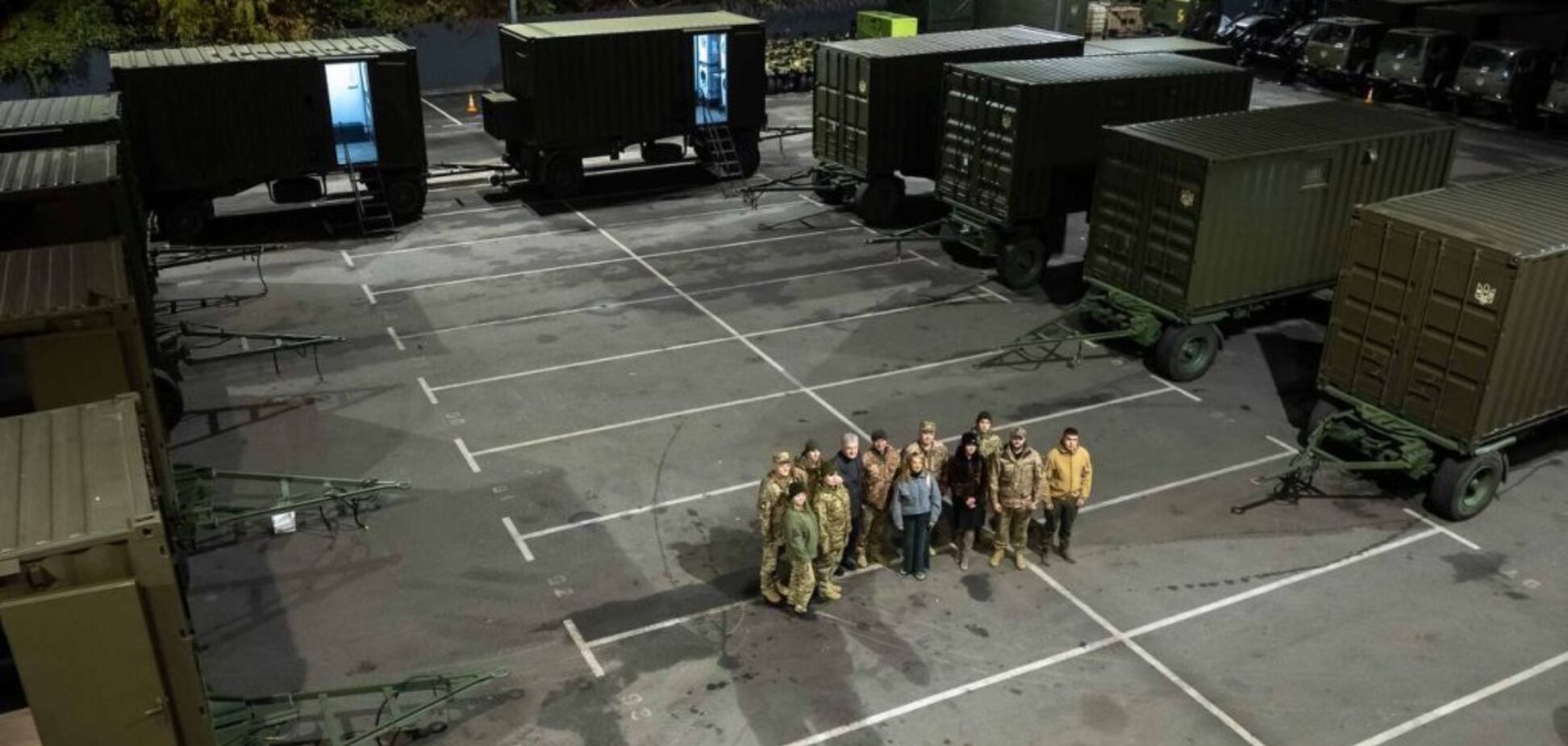 Очередь не уменьшается: Порошенко передал защитникам еще 7 стирально-душевых комплексов