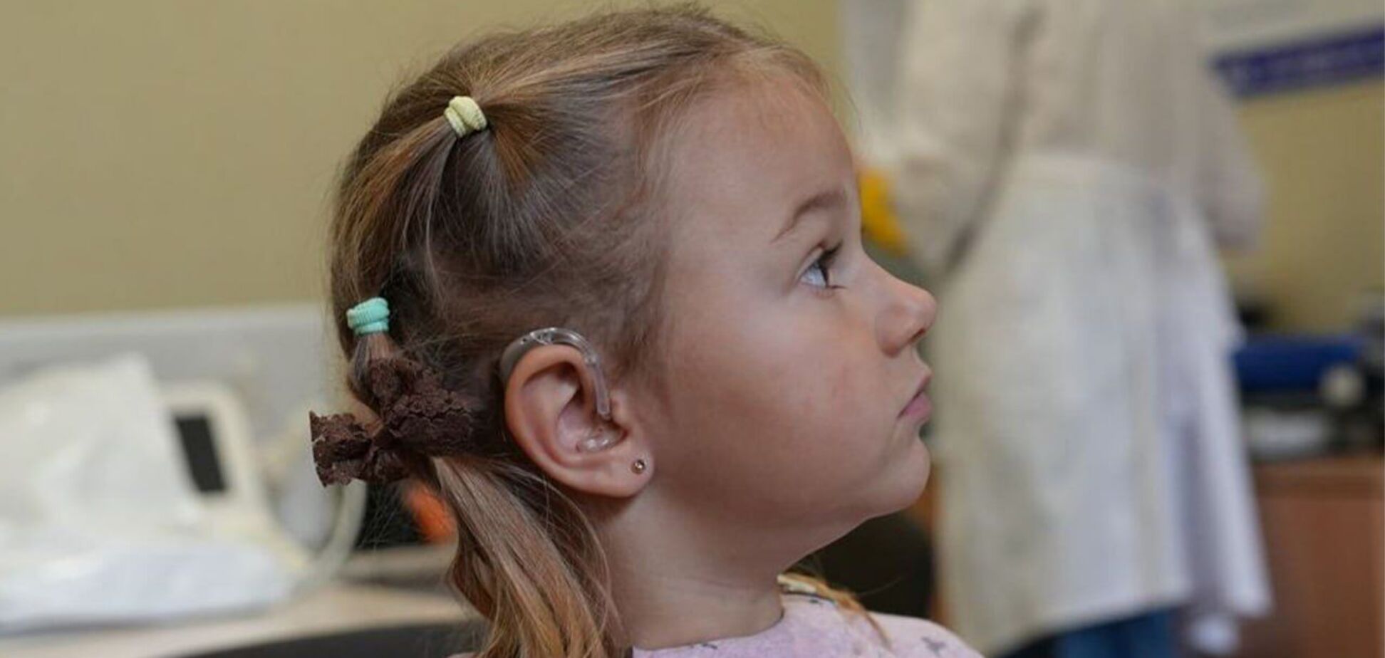 "Теперь я слышу": дети с изъянами слуха получают современные слуховые аппараты от Фонда Рината Ахметова