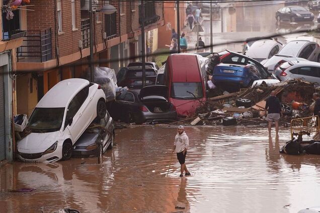 Улицы превратились в реки, которые смывали людей и автомобили: количество погибших в результате непогоды в Испании превысило 200 человек. Фото