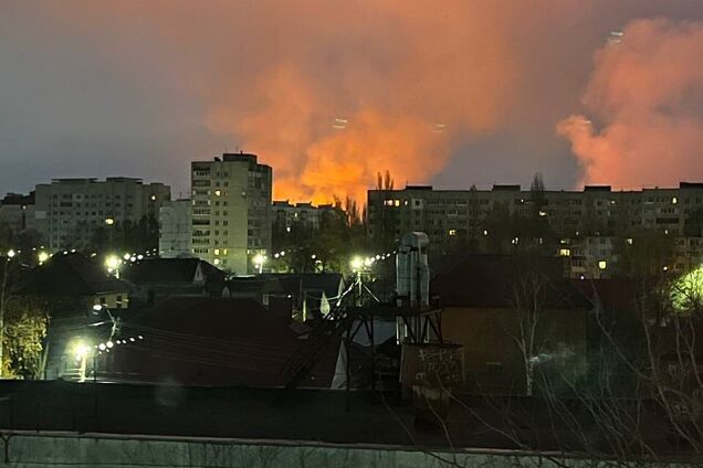 У Брянську розгорілася пожежа після атаки  БпЛА, у аеропортах Москви оголошували план 'Ковьор'. Фото і відео