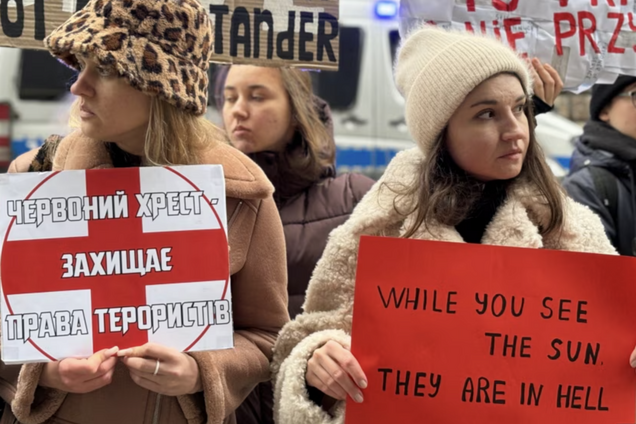 Красный Крест должен выполнять свои обязательства: в Варшаве украинцы провели акцию в поддержку военнопленных. Фото
