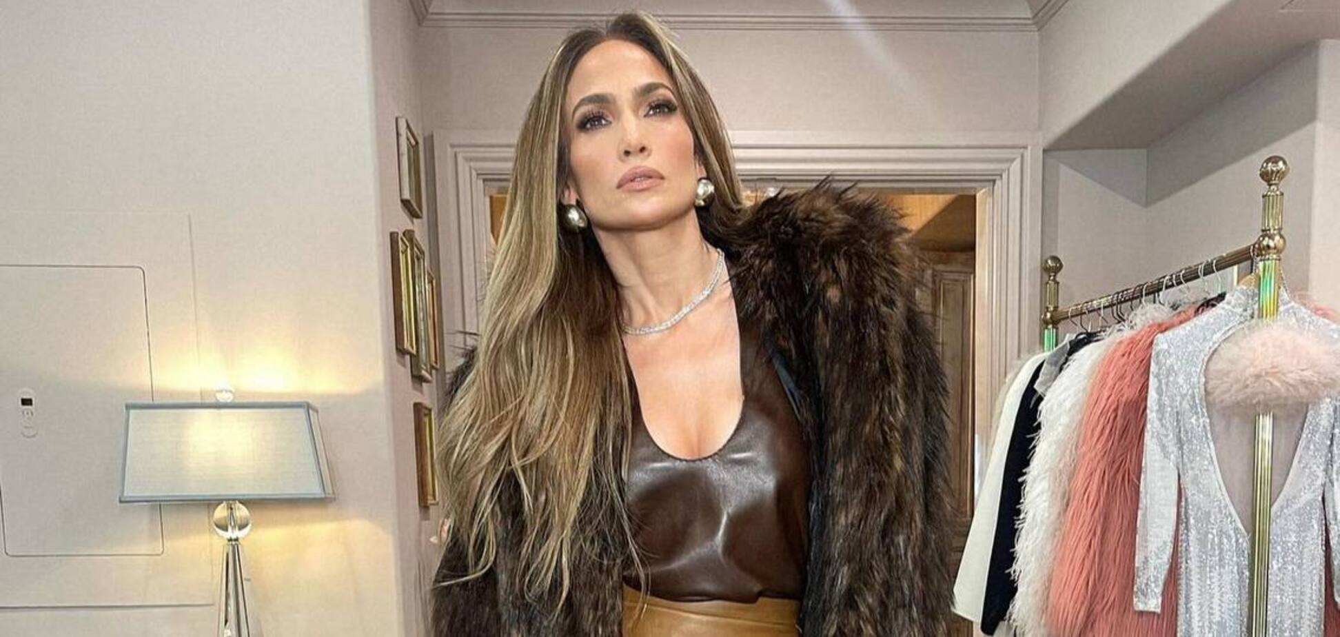 Так одеваются француженки: Дженнифер Лопес вышла в свет в любимой верхней одежде парижских модниц