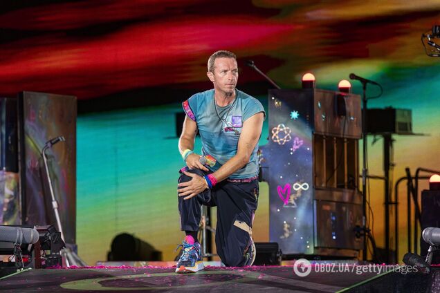 Солист Coldplay Крис Мартин остановил концерт, чтобы помочь ребенку в толпе: момент попал на видео