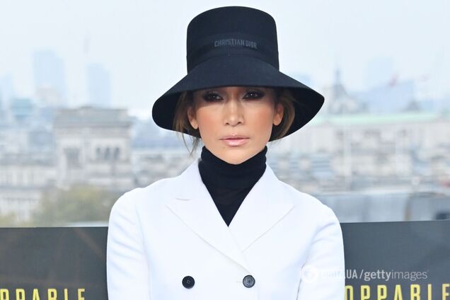 Дженнифер Лопес показала стильную альтернативу шапке на зиму: она спасет скучные образы. Фото