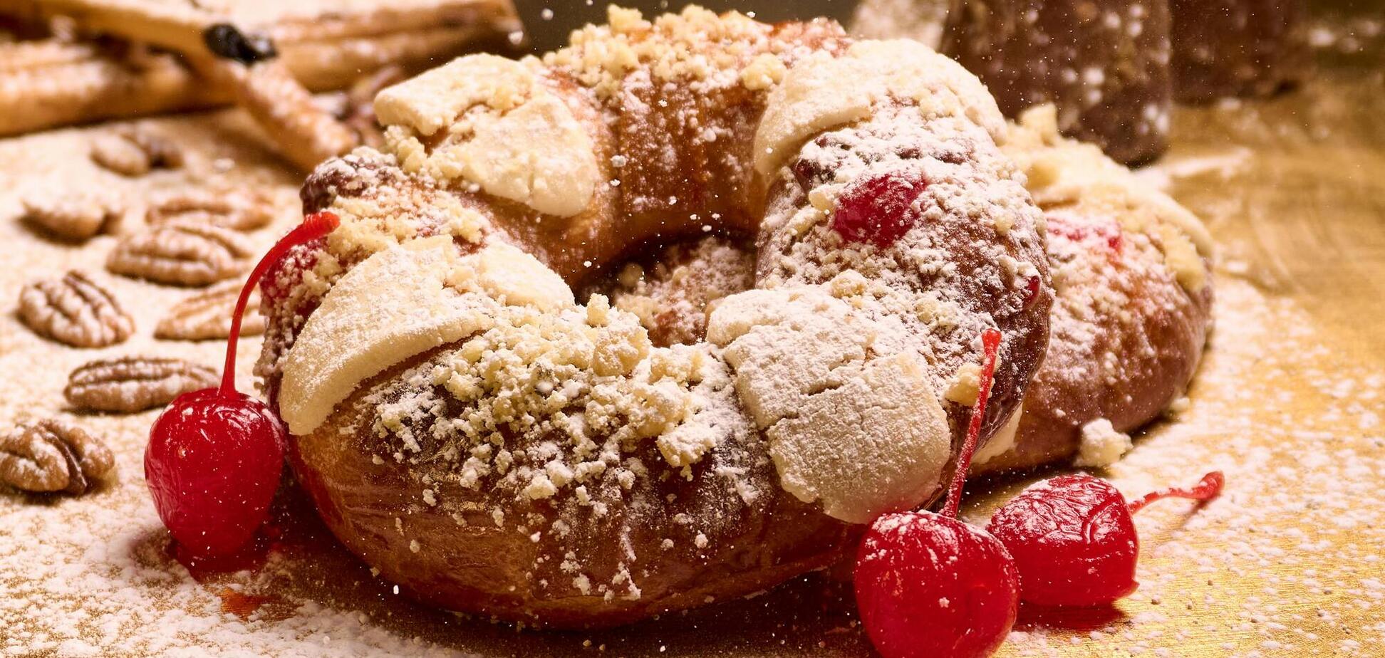 Пухкі сирні булочки з вишневою начинкою: смачна випічка до чаю