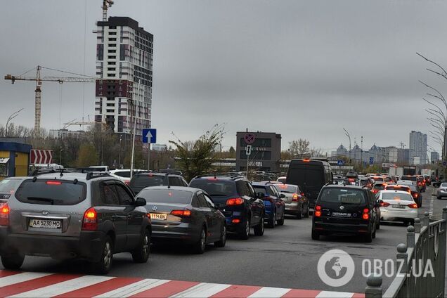 Київ вранці зупинився через затори: де найважча ситуація у місті. Фото та відео