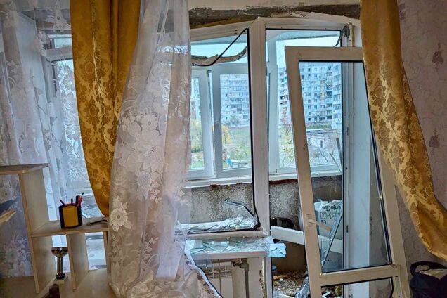 Оккупанты нанесли удар по жилой застройке на Запорожье: в многоэтажке заблокировало двух человек. Фото