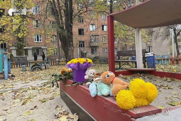 'Сердце не выдерживает': в Кривом Роге несут цветы к многоэтажке, где погибла мать с тремя детьми. Видео