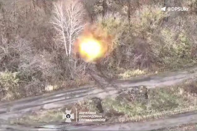 Отработал FPV-дрон: пограничники уничтожили вражеский БТР-70. Видео