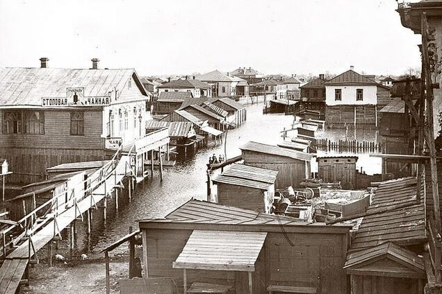 Передвигались на лодках: в сети показали ежегодные наводнения на Трухановом острове в Киеве. Фото