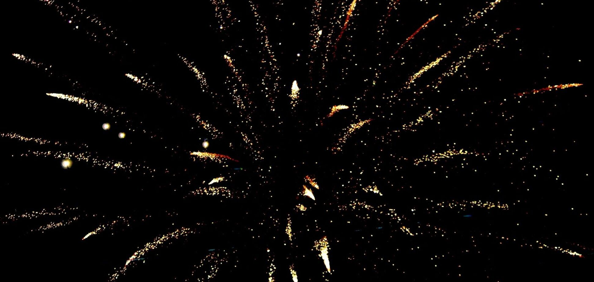 У Києві невідомі запустили феєрверки: поліція встановлює причетних осіб. Відео