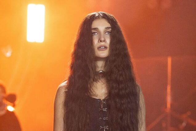 Охранник на концерте Jerry Heil возмутил сеть грубым комментарием в сторону фанатки. Видео