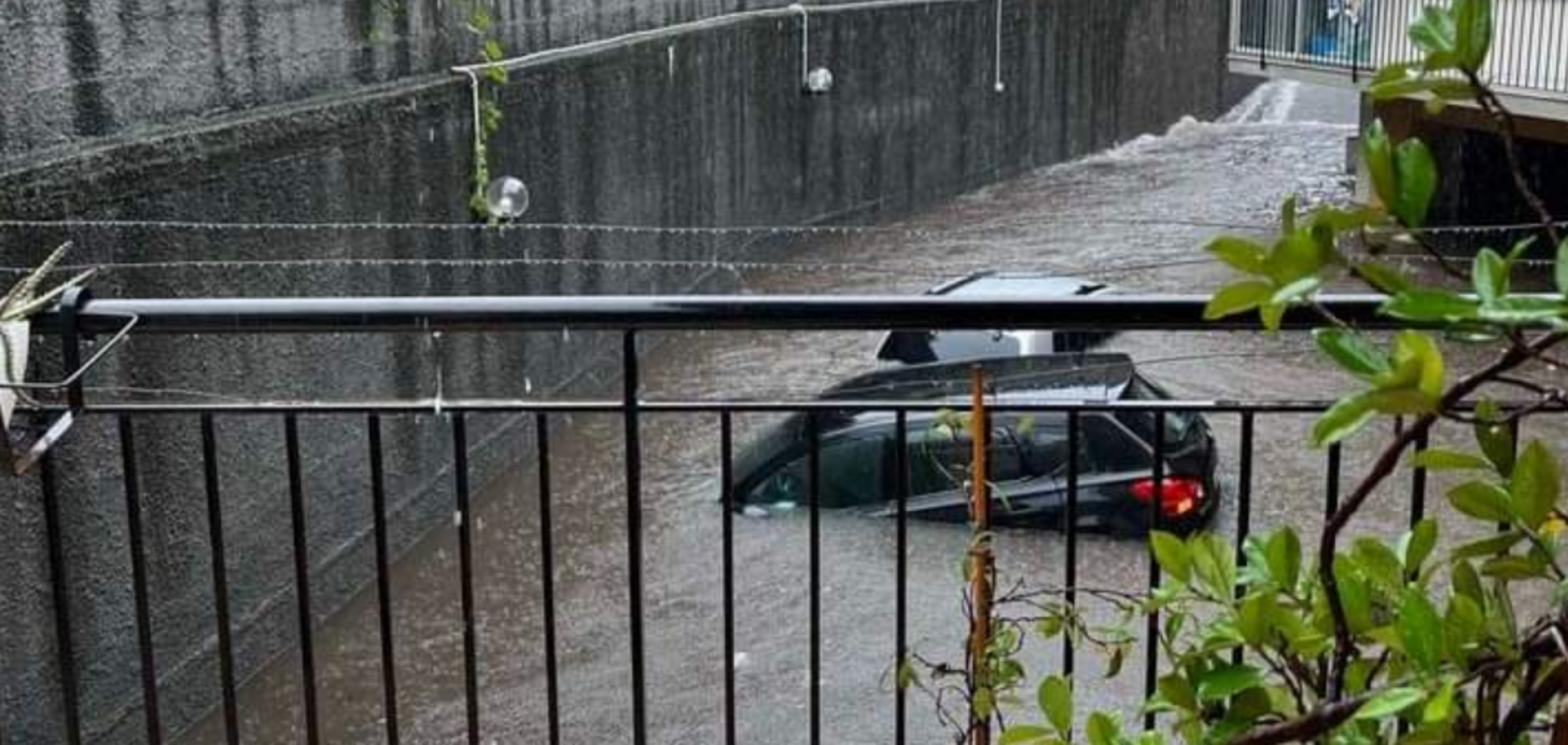 Вода смывала авто и затапливала дома: на Сицилии произошло мощное наводнение. Фото и видео