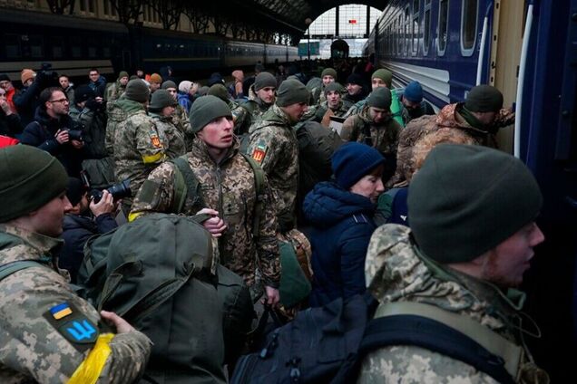 У Міноборони підтвердили, що військовозобов’язані з ВІЛ чи туберкульозом можуть бути мобілізовані: від чого все залежить 