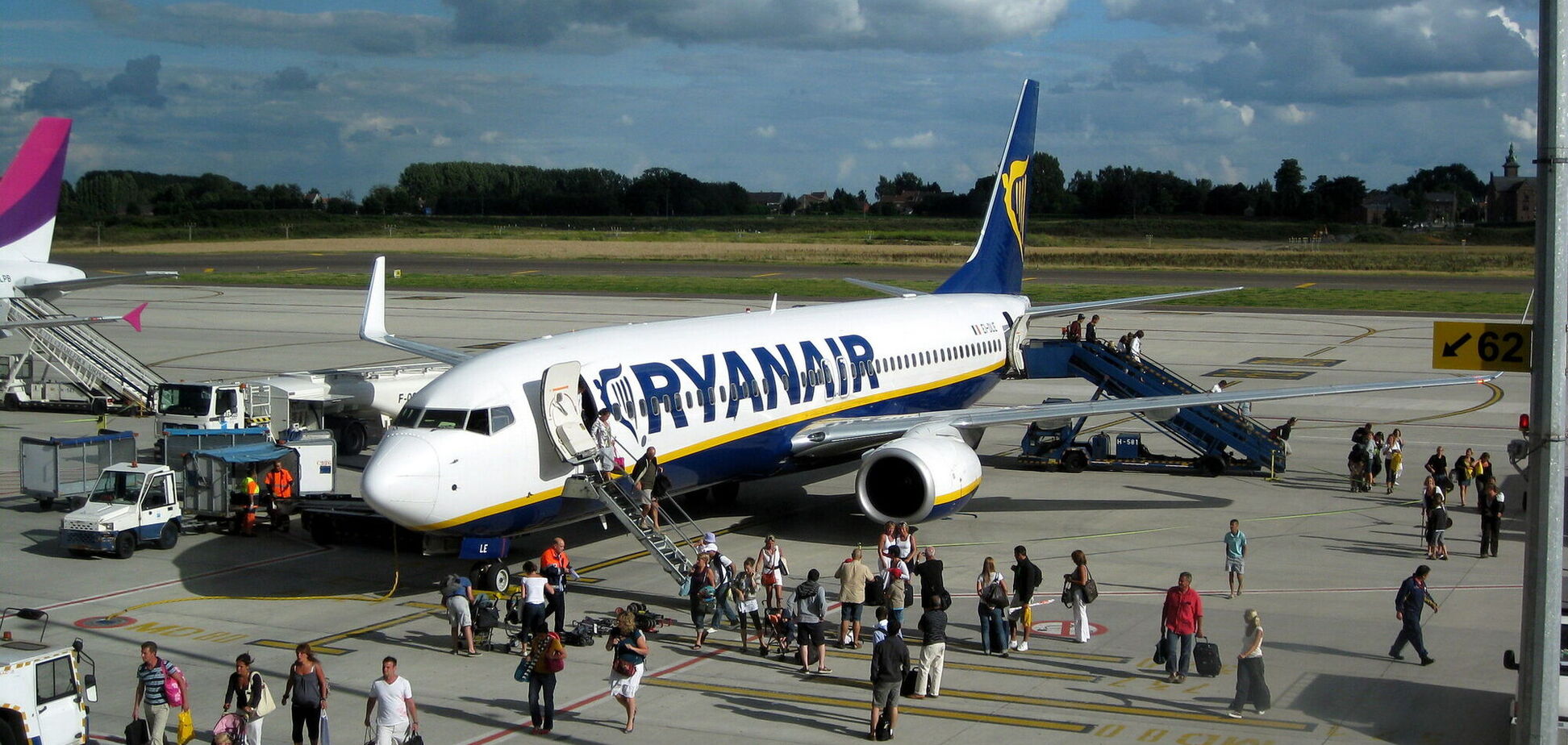 Велика авіакомпанія сказала, коли почне знову літати до Криму