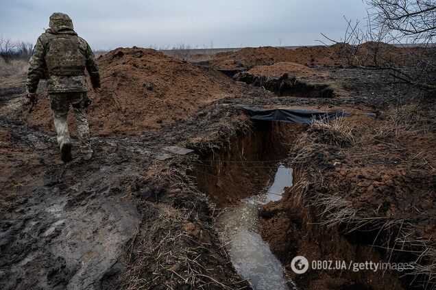 Послизнувся і впав: український військовий розповів, як погана погода на фронті врятувала життя одному з захисників. Відео