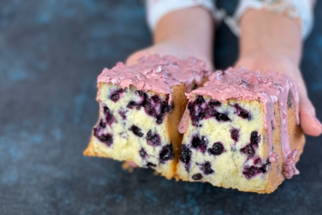Самый вкусный осенний кекс с черникой: рецепт от Лизы Глинской