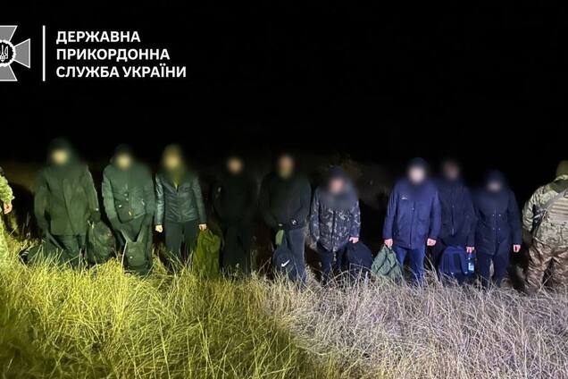 Намагались незаконно потрапити до Молдови: на Одещині прикордонники затримали групу з 9 ухилянтів. Фото