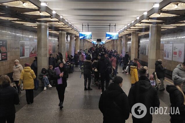 В Киеве метро превратилось в стихийное укрытие, люди пришли с вещами и животными: фото с места