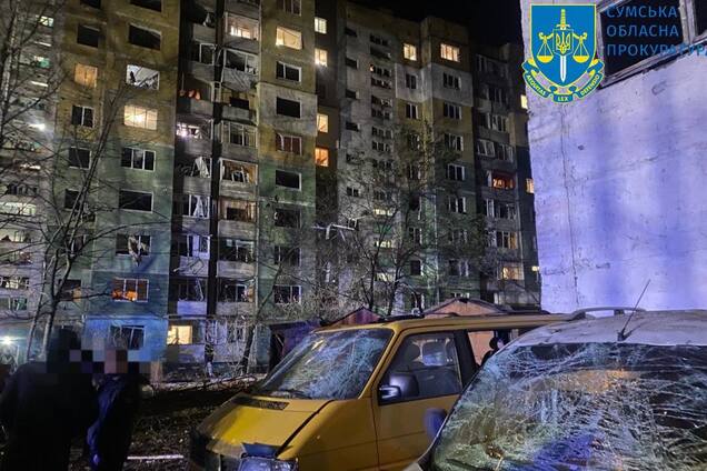 Росія поцілила балістикою у двір багатоповерхівки в Сумах: 11 загиблих, серед них – двоє дітей, понад 80 постраждалих. Фото і відео