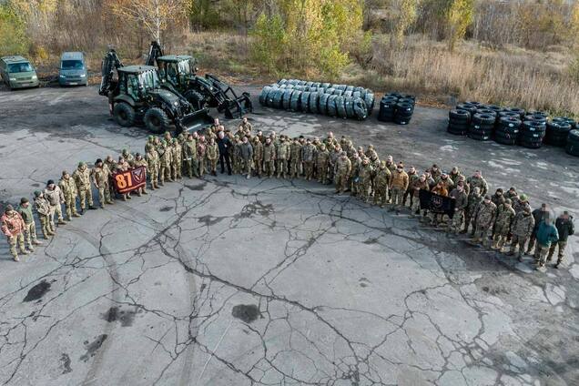 Порошенко привіз дрони та техніку на східний фронт, зокрема, 'Вовкам Да Вінчі', які ведуть запеклі бої під Кураховим 