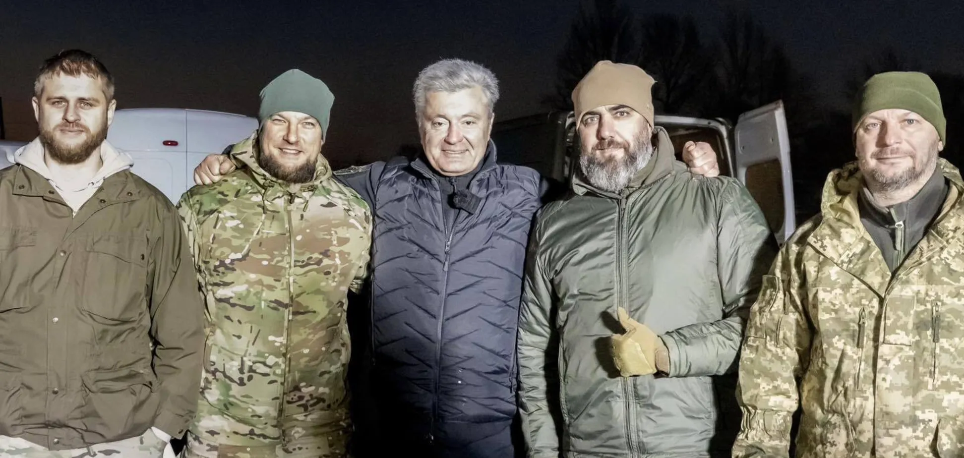 Стоїмо пліч-о-пліч з нашими воїнами: Порошенко на Сході зустрівся з побратимами, які воюють з перших днів великої війни