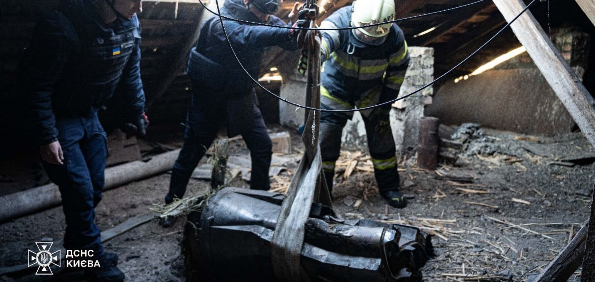 У Києві рятувальники вилучили частину російської ракети з квартири: фоторепортаж