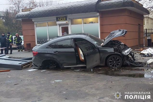 У Хмельницькому п'яний водій влетів у зупинку транспорту, загинуло троє осіб: момент аварії потрапив на відео