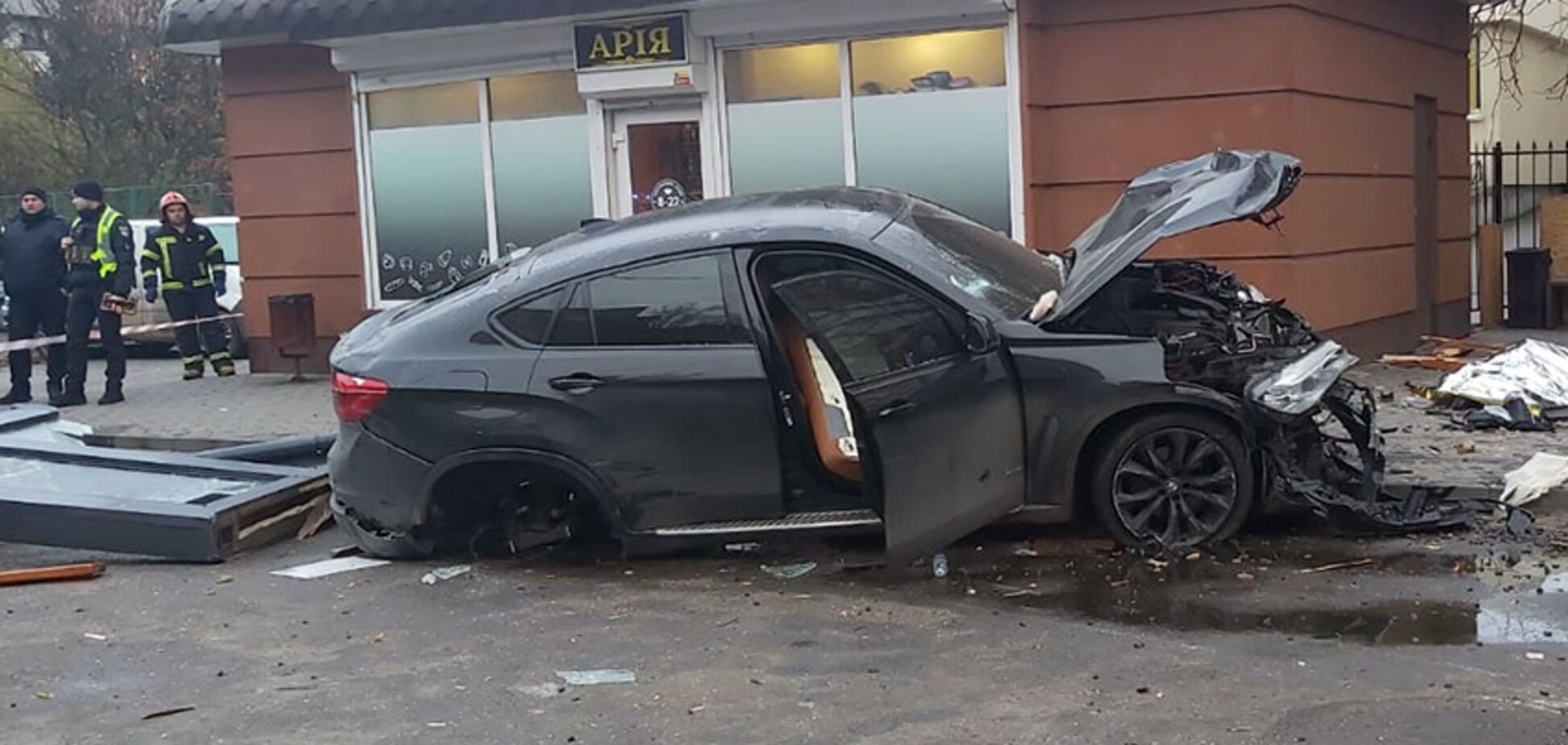 В Хмельницком пьяный водитель влетел в остановку транспорта, погибли три человека: момент аварии попал на видео