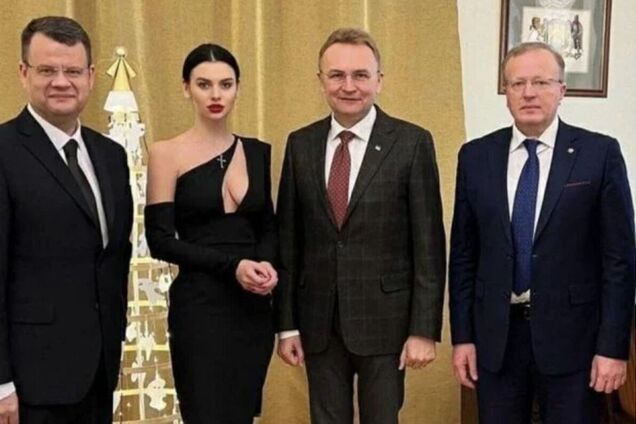 Спутнице экс-замминистра образования, которая спровоцировала скандал 'голым платьем', сделали предложение: как сейчас живет Кристина Тышкун