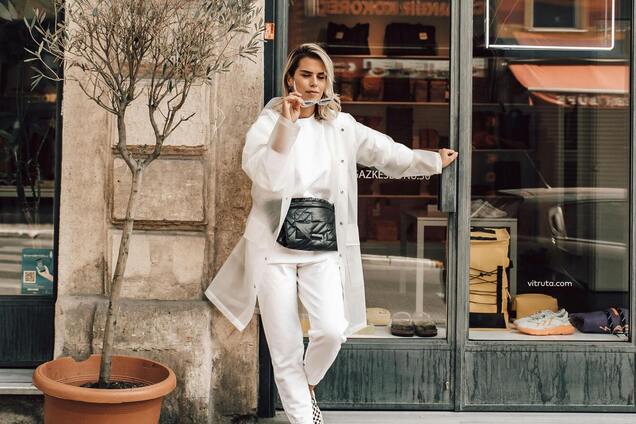 Антитрендовая сумка станет хитом 2025 года: как стильно носить бананку