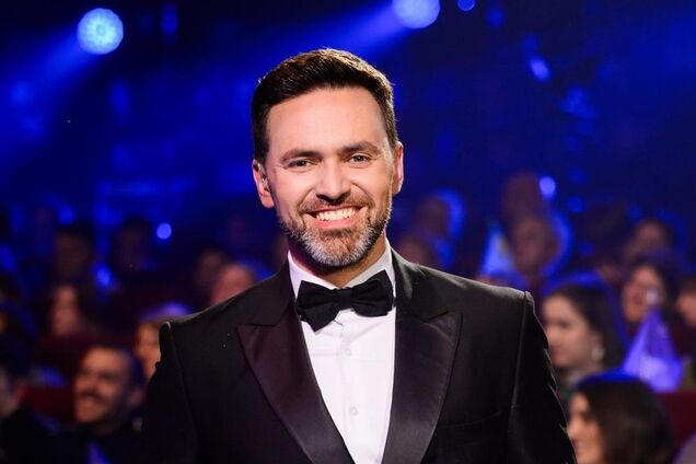 Ползал по полу и хватал папу за ноги: 4-летний сын Тимура Мирошниченко залез в кадр и умилил ведущих. Забавное видео