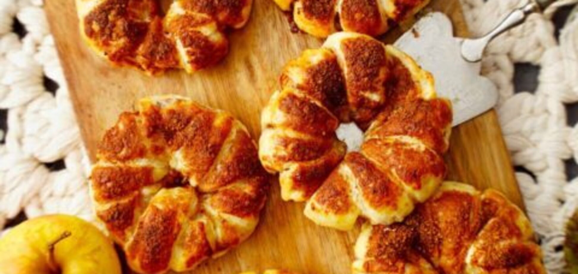 Ленивые слоеные улитки с яблоками: как приготовить элементарный десерт для ребенка