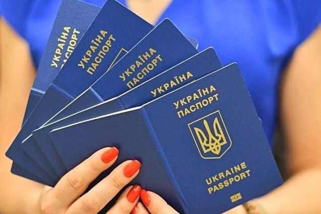 Ілюстрація: фотографія декількох паспортів для подорожей закордон