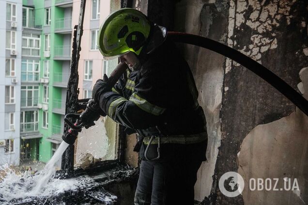 У Києві сталась пожежа в багатоповерхівці: серед постраждалих є дитина. Подробиці, фото та відео