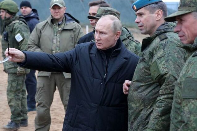 Путін з російськими окупантами