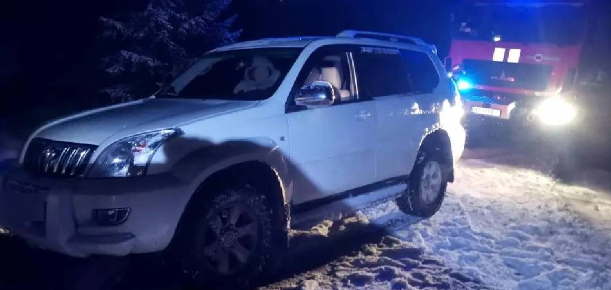 Весь транспорт стоїть 'мертво': гірський перевал у Карпатах замело снігом. Фото й відео