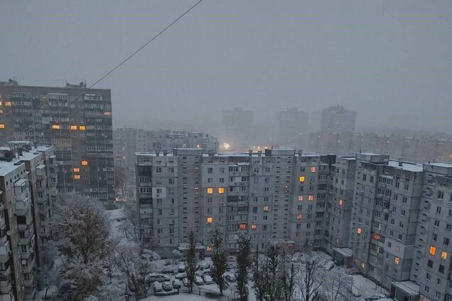 Киев присыпало снегом, на дорогах возможна гололедица: водителей предупредили об опасности. Фото и видео