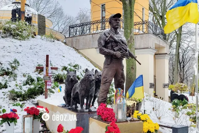 В центре Киеве открыли памятник легендарному военному Дмитрию 'Да Винчи' Коцюбайло. Фото и видео