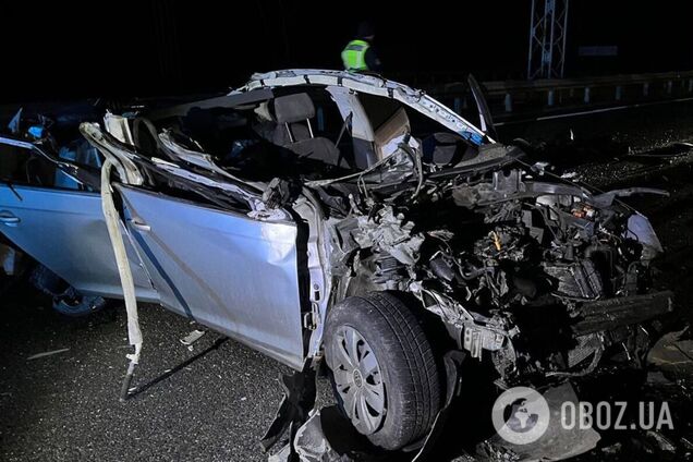 У авто буквально зрізало дах: під Києвом сталась смертельна ДТП за участі легковика та фури. Фото