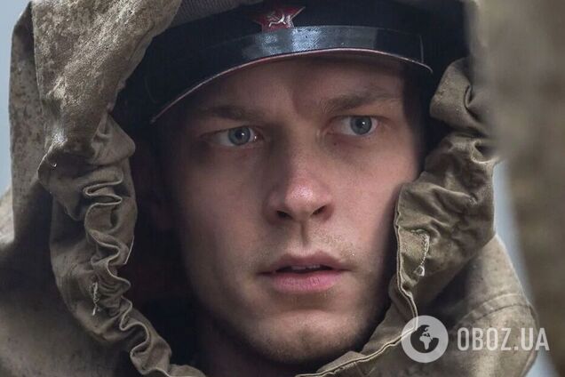 Российский актер-пропагандист, оскандалившийся фото с Анджелиной Джоли, засветился еще с двумя звездами: одна из них поддерживает Украину