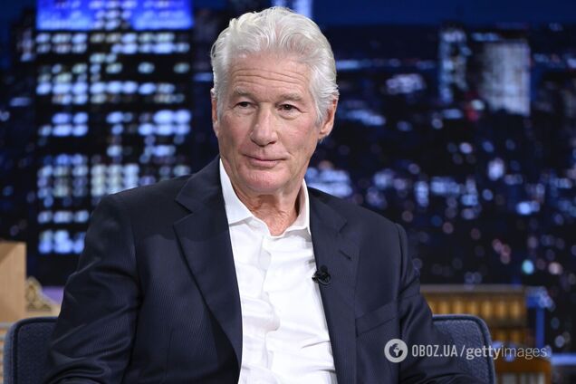 Ричард Гир показал средний палец ведущей: конфуз попал в прямой эфир. Видео